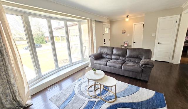 3 Mins to Waterfront! Family-sized bungalow halfway b/w Niagara Falls & CN Tower