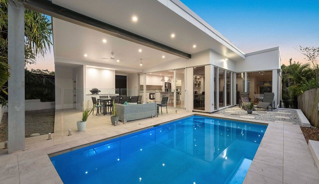 3 Minute Walk: cafes, brewery, park, beach, pool, a/c, Moffat Beach House