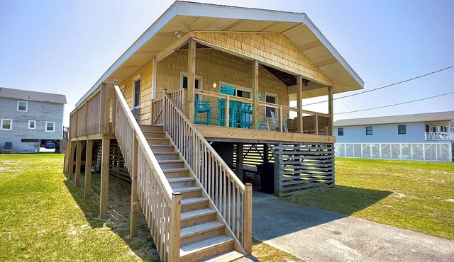 3 Minute walk to the Beach, 1 block from the beach.