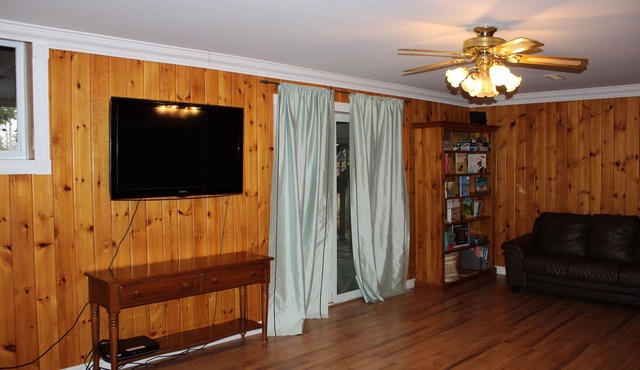 3 minute walk to 11 kms of Sauble Beach and World-Class sunsets!