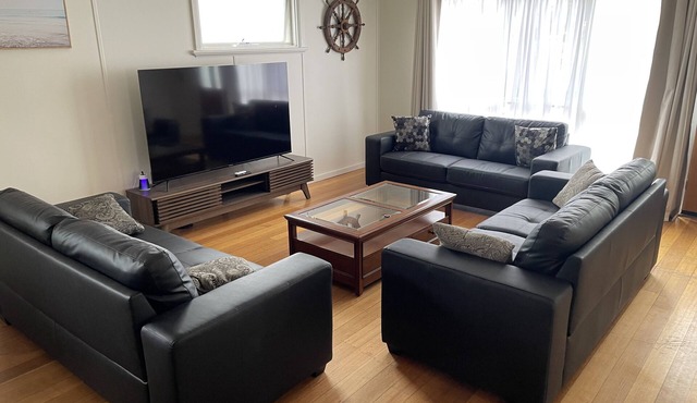 3 minute walk to Capel Sound Foreshore.nSleeps 10 guests, 4 bedroom 2 bathroom.