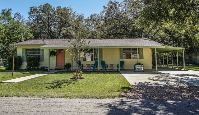 3 minute walk to main street, Cibolo Texas. Shopping, dancing and dining nearby.