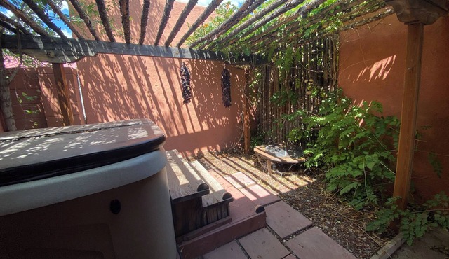 3 minute walk to Old Town. Abq Old Town Adobe with private hot tub and courtyard