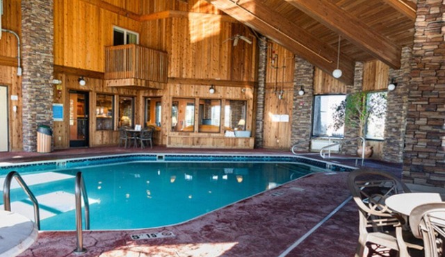 3-minute walk to Rendezvous Meadows! Next to a golf course, w/indoor pool & gym