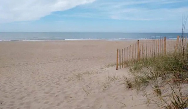 3 Minute walk to the ocean, Overlooks the pool!