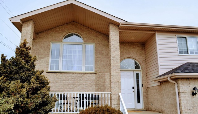3 minutes drive to beach | Amazing Sunsets | Private Cozy Upper-Level Suite