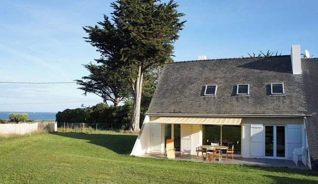 3 minutes from the beaches and the customs path