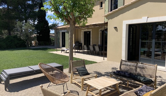 3 minutes from the center (Provencal village) and shops: Mas St Olive with swimming pool