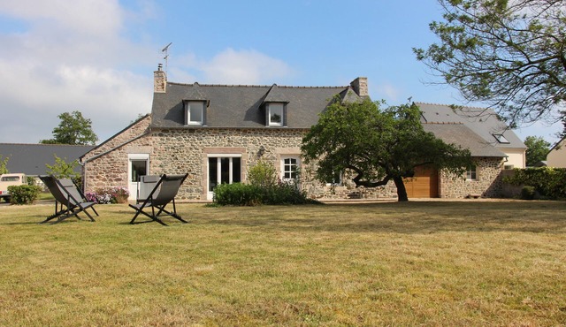 3 minutes from the beach, spacious renovated farmhouse with large enclosed garden.