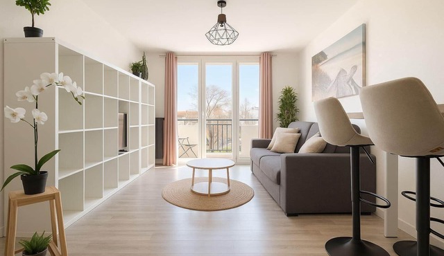 3 minutes from the Arc de Triomphe: 2 rooms, sunny balcony, cosy, air-conditioned!