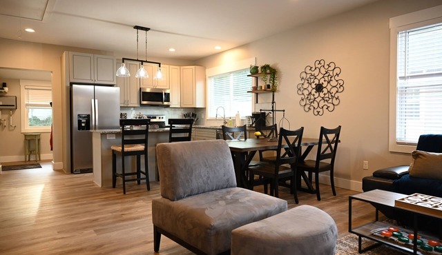 3 Minutes to Downtown! 2BD/2BA + Pet friendly!