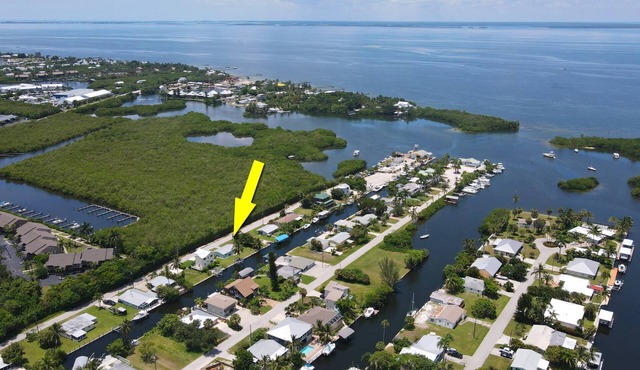 3 Minutes to Open Water! Great Fishing Retreat on Gulf-Access Canal! Over $125 Free Daily Activities