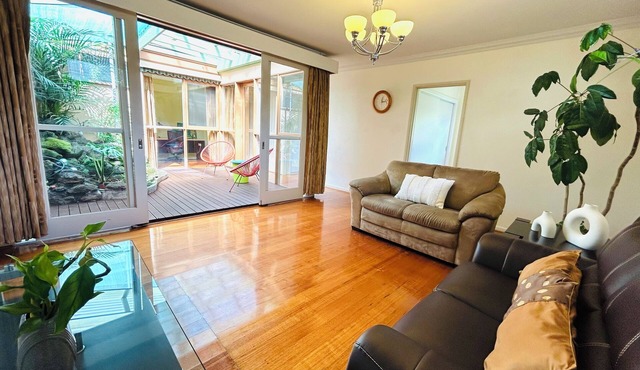 3 minutes walk to Train Station - Comfortable stay for 9