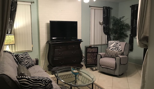 3 Minutes Walk to Beach Cozy Townhouse-UNIT 2 QUOTED-1Bd/1Ba/LR/FR/Full Kitchen.