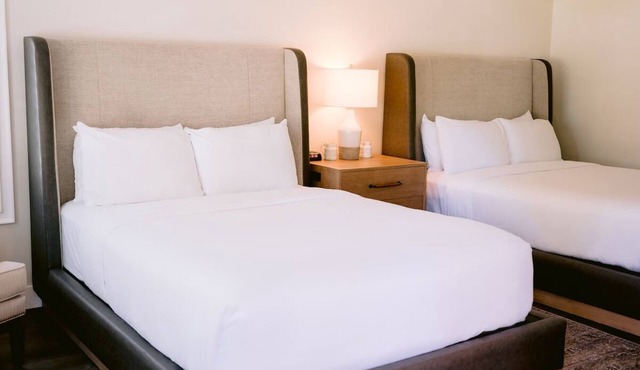 3 Modern units w/Hot spring access, Outdoor pool & Sports facilities!