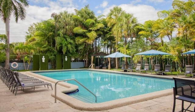 3 Modern Units with Outdoor Pool, Airport Shuttle | Pet-friendly