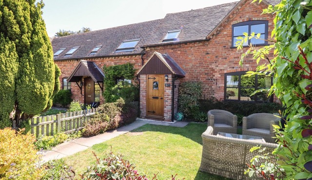 3 MOUNT PLEASANT, pet friendly, with a garden in Pershore