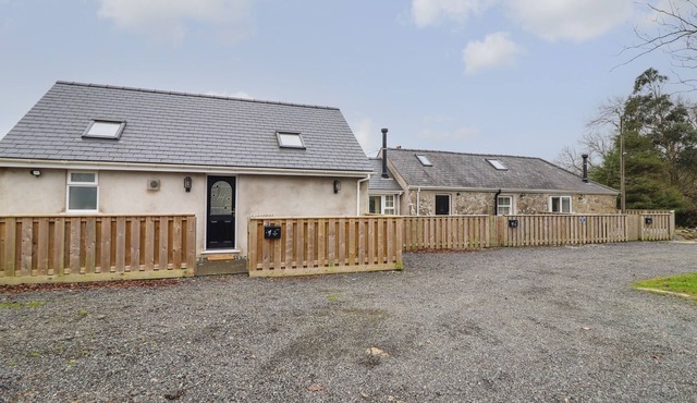 3 MOUNTAIN VIEW, pet friendly, character holiday cottage in Llangefni