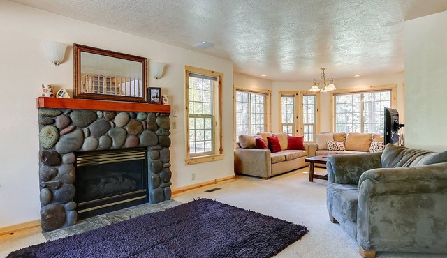 3 Mt Baker - Gorgeous! Hot Tub, SHARC passes, A/C, Game Table, Luxurious Linens