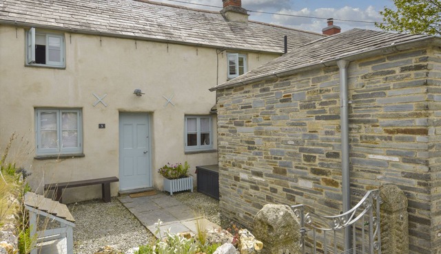 3 NEWHALL GREEN, pet friendly, with open fire in St Teath