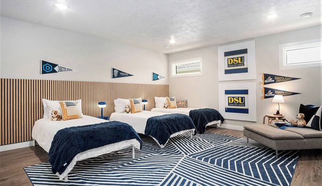 3+ night special | King Bed | Dog friendly + Fenced Yard | 3 TVs