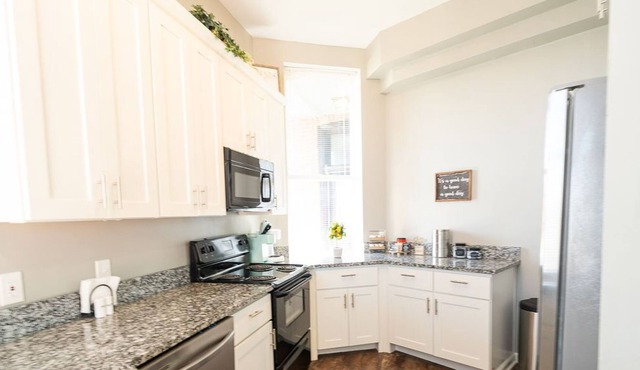 <3 of city, king bed, pet friendly & custom kitchen