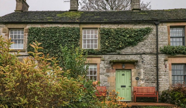 3 OLD HALL COTTAGES, family friendly, with open fire in Bakewell