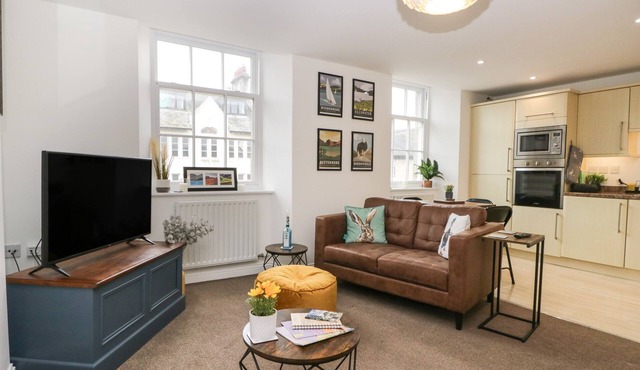 3 OLD PHARMACY COURT, family friendly in Kendal