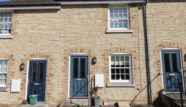 3 OLD POST OFFICE MEWS, family friendly, with a garden in Brading