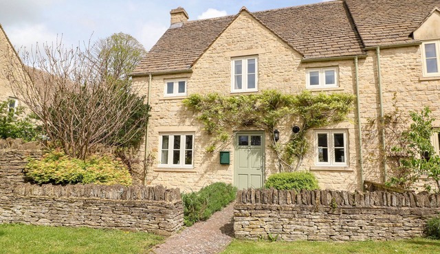 3 PAINTERS FIELD, family friendly in Quenington, Near Cirencester