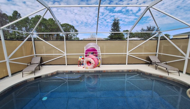 ☆☀︎❀3 Palms Oasis! Heated Saltwater Pool, Poolside TV, Near Beaches, Wi-Fi!