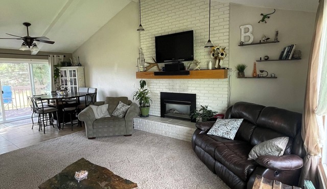 3 peaceful acres: big sky & mountain views, wildlife, farm life; minutes to town