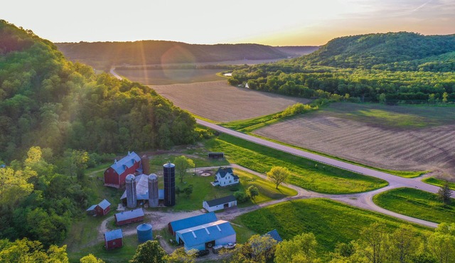 3 Peaks Farmhouse- Beautiful Remodel with Scenic Views + Root River Trail access