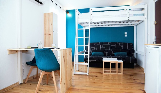 3-person air-conditioned studio with parking