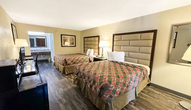 3 Pet-Friendly Rooms near I-77 in Ridgeway | Free Parking & Seasonal Pool