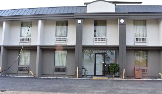 3 Pet-friendly Units, Near Fashion Outlets Chicago/Cernan Earth and Space Center