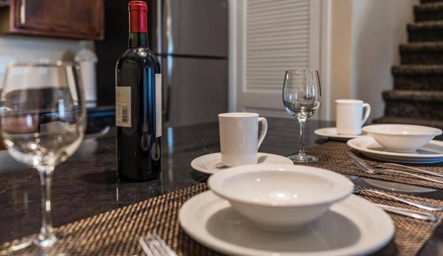 3 Pet-Friendly Units! Outdoor Swimming Pool, Free Parking and Breakfast!