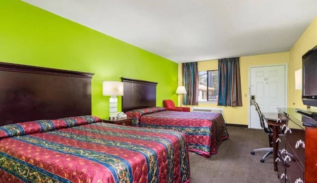 3 Pet-Friendly Accommodations | 5.7 miles from Elvis Brown Little League Park