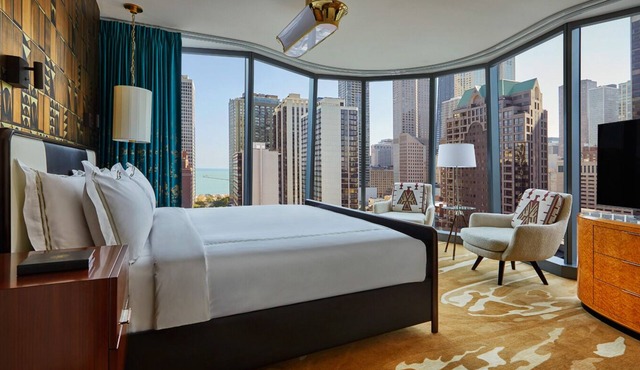 3 Pet-Friendly Viceroy Lake View Suite, Near Oak Street Beach!