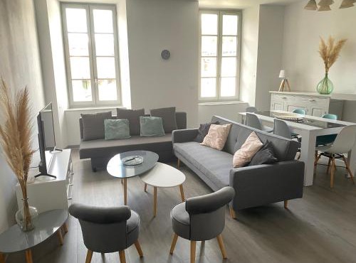 3 pièces spacieux plein centre, parking,clim, terrasse, jardin