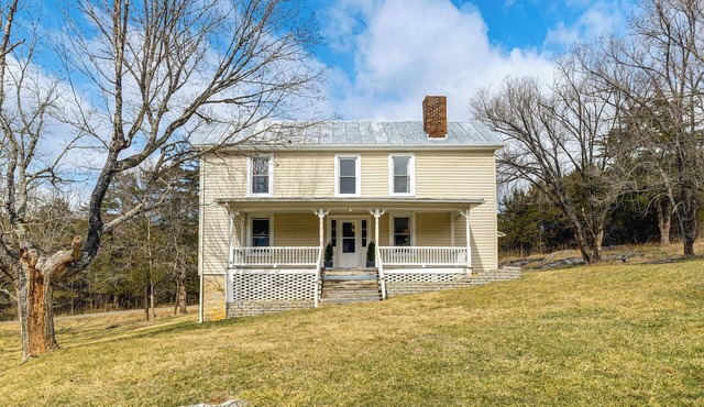 3+ Picturesque Acres! Historic Lexington Farmhouse