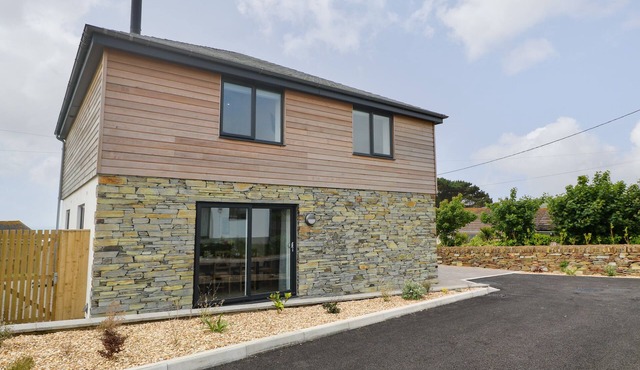 3 PRAA COVE, pet friendly, character holiday cottage in Praa Sands