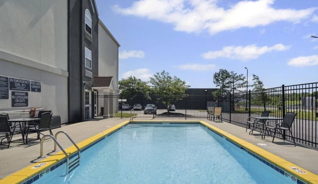 3 Prime Rooms w/Seasonal Pool Near Downtown Blue Springs – Explore Local Spots