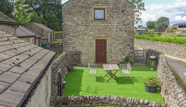 3 PRIMITIVE MEWS, pet friendly, with a garden in Chelmorton