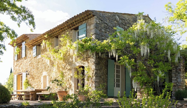 🌿 3. Provence pur sang: pool, tennis, tranquility and entertainment on private estate