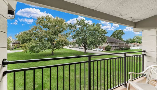 3 Queen-Bed Rooms Experience Perfect for Exploring Urbana Attractions