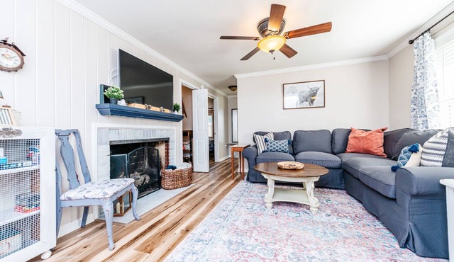 3 Queen Beds, 2 min to Fairgrounds, Fenced Yard