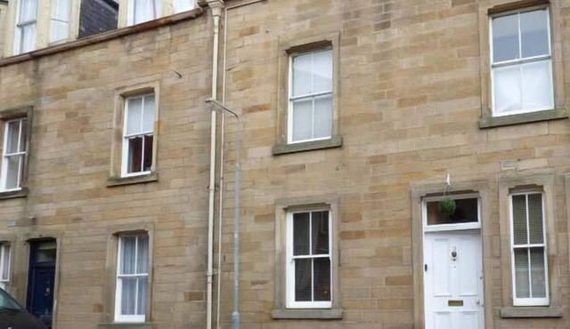 3 QUEEN MARYS BUILDINGS, with a garden in Jedburgh