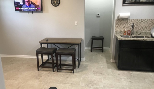3- Queens/sleeps 6