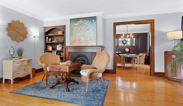 3 Queens, Walk to Eat, Tons of Character, Spacious